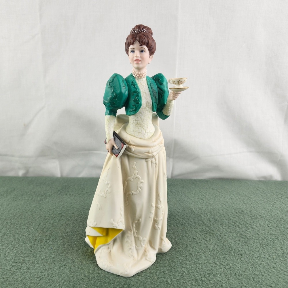 Vintage Avon President's Club 1995 Mrs Albee Award Figurine 10"